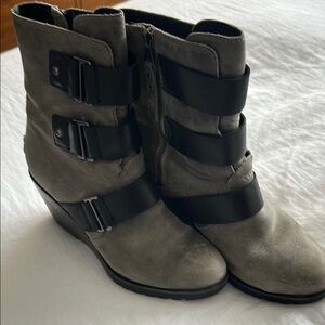 Sorel Gray Heeled Boots with Black Buckle Straps